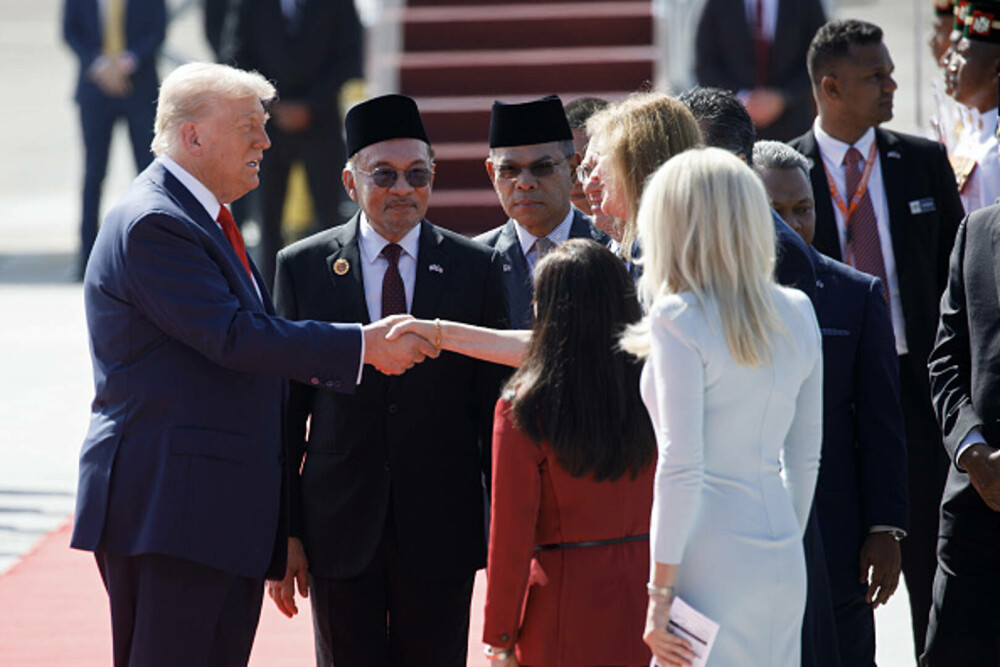 Moment inedit la sosirea lui Donald Trump în Malaezia. Președintele a dansat alături de localnici pe aeroport. VIDEO - Imaginea 8