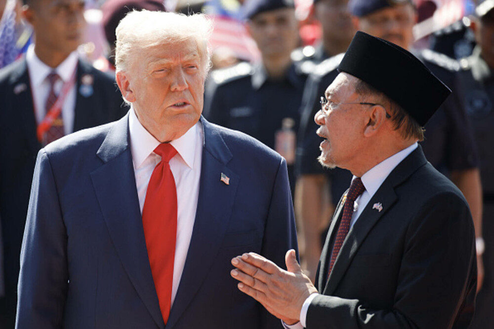 Moment inedit la sosirea lui Donald Trump în Malaezia. Președintele a dansat alături de localnici pe aeroport. VIDEO - Imaginea 9