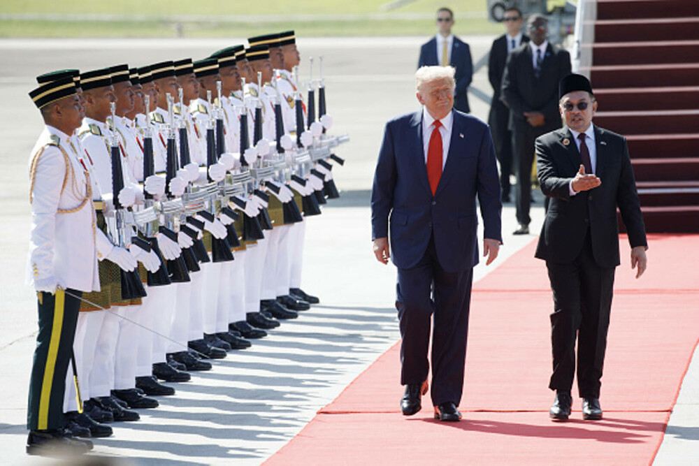 Moment inedit la sosirea lui Donald Trump în Malaezia. Președintele a dansat alături de localnici pe aeroport. VIDEO - Imaginea 12