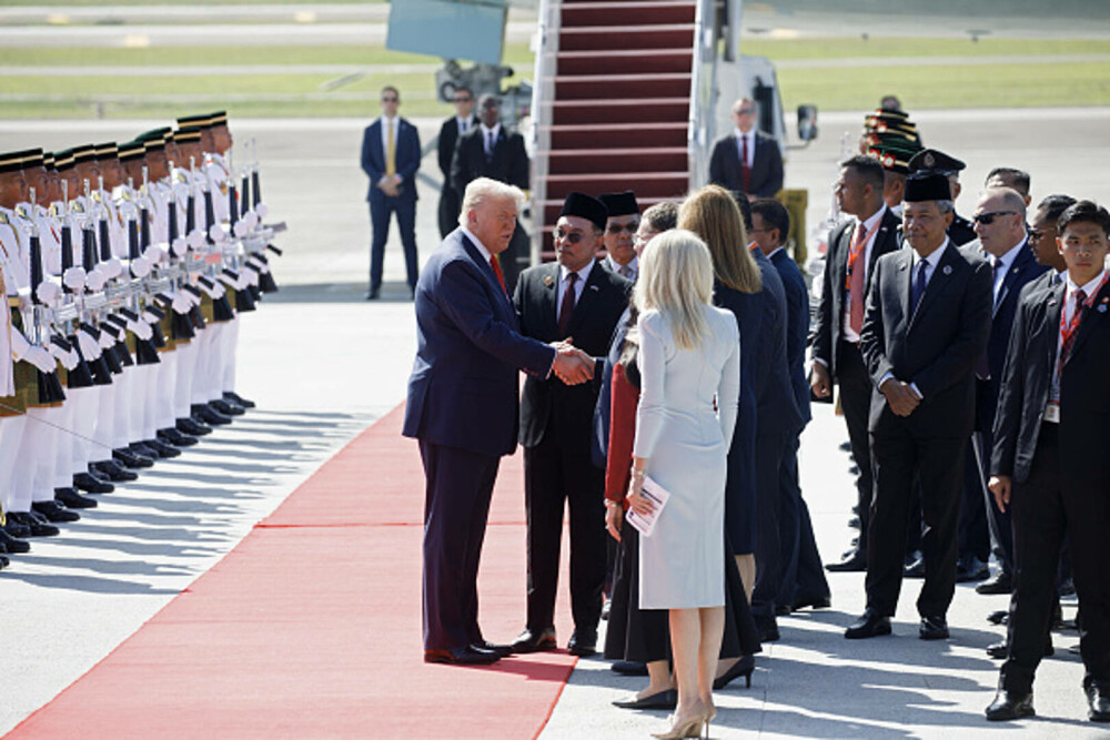 Moment inedit la sosirea lui Donald Trump în Malaezia. Președintele a dansat alături de localnici pe aeroport. VIDEO - Imaginea 14
