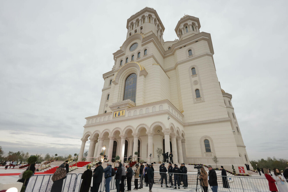 Deutsche Welle scrie despre ”mega” Catedrala Națională. ”Cea mai credincioasă țară din UE, cu cel mai mare deficit bugetar” - Imaginea 5