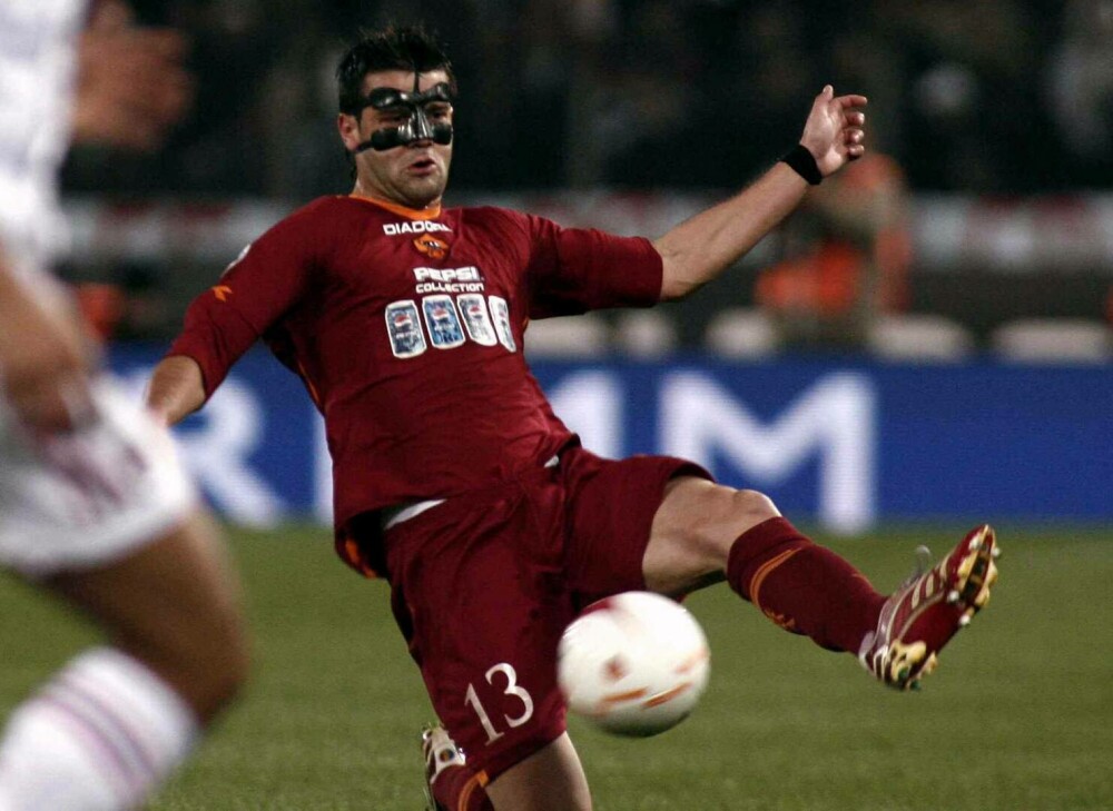 Cristian Chivu împlinește 45 de ani. Legenda lui Inter Milano și parcursul de la căpitanul tricolorilor la antrenor în Italia - Imaginea 24