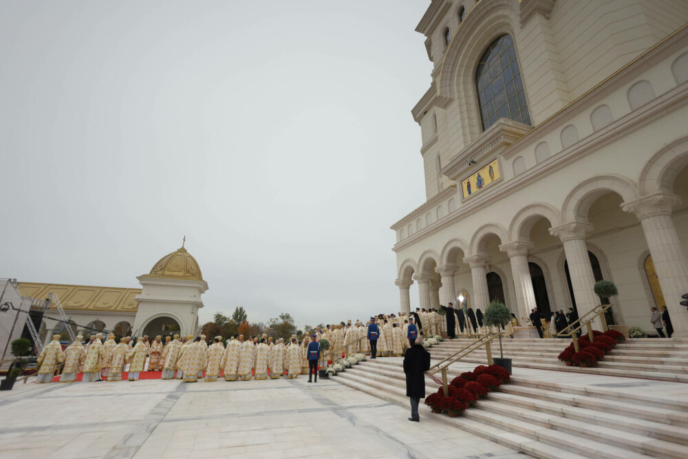 VIDEO. Fiul lui Nicușor Dan, Antim, le-a făcut poze preoților la slujba de sfințire a picturii Catedralei Naționale - Imaginea 3