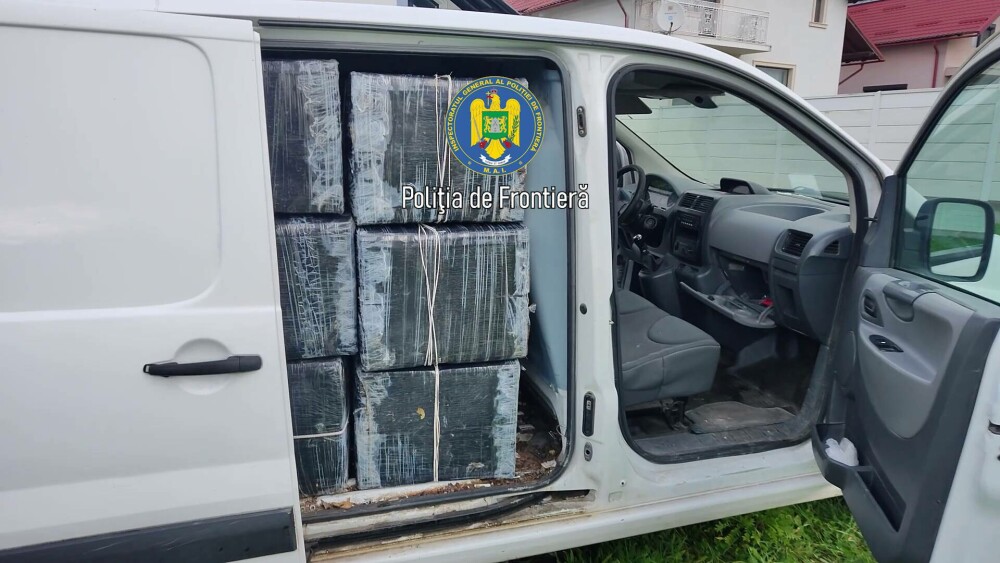 Ce au descoperit polițiștii din Maramureș într-o dubă urmărită în trafic. Valoarea mărfii depășește 100.000 de euro. FOTO - Imaginea 9