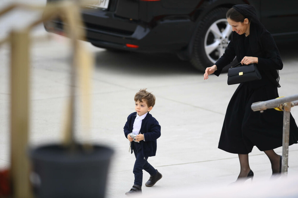 Mii de oameni, la slujba de Sfințire a picturii Catedralei Naționale. Cea mai mare biserică ortodoxă din lume, inaugurată - Imaginea 41