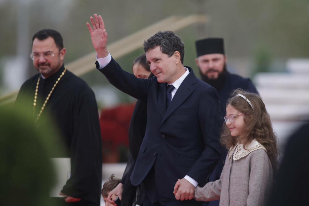 Mii de oameni, la slujba de Sfințire a picturii Catedralei Naționale. Cea mai mare biserică ortodoxă din lume, inaugurată - Imaginea 42