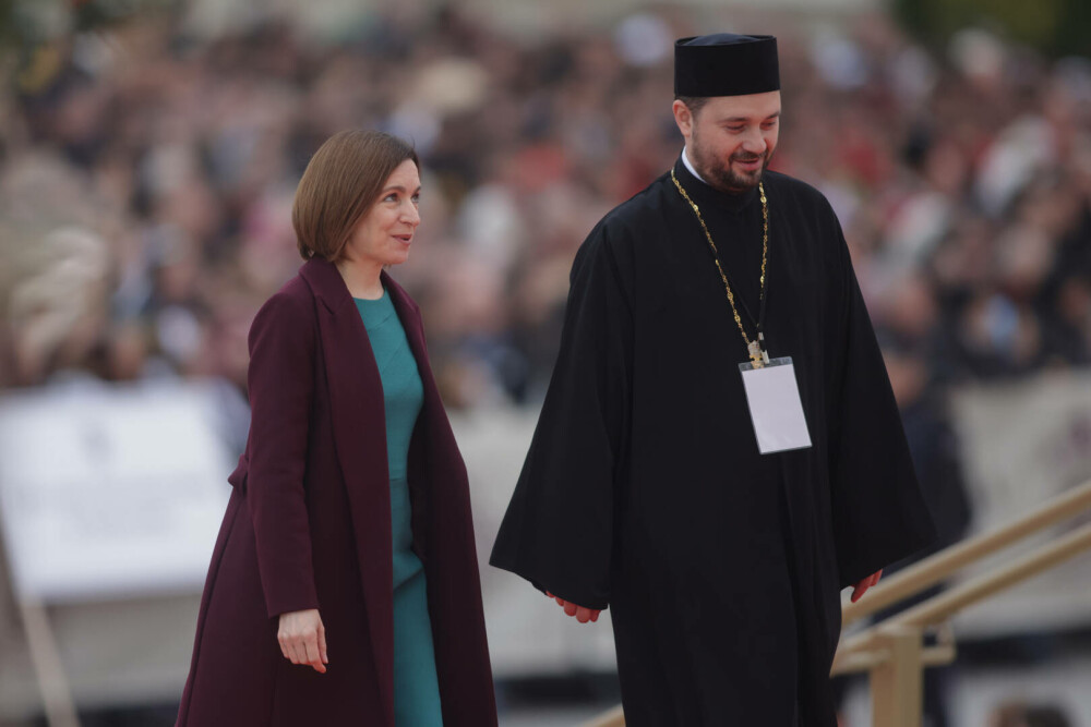 Mii de oameni, la slujba de Sfințire a picturii Catedralei Naționale. Cea mai mare biserică ortodoxă din lume, inaugurată - Imaginea 43