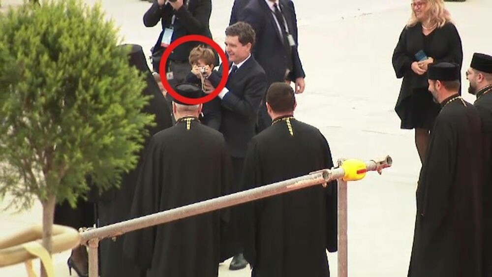 VIDEO. Fiul lui Nicușor Dan, Antim, le-a făcut poze preoților la slujba de sfințire a picturii Catedralei Naționale - Imaginea 40