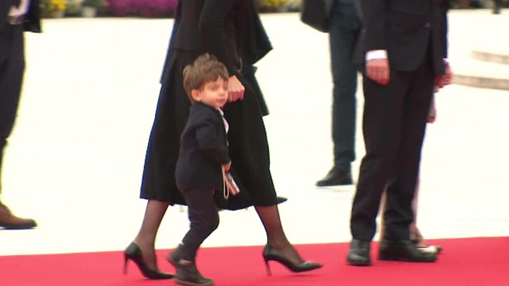 VIDEO. Fiul lui Nicușor Dan, Antim, le-a făcut poze preoților la slujba de sfințire a picturii Catedralei Naționale - Imaginea 41