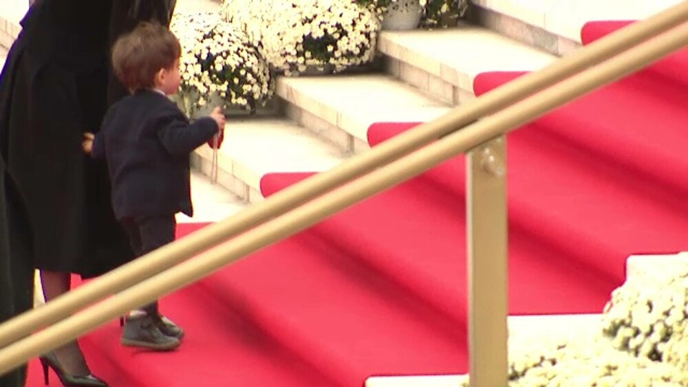 VIDEO. Fiul lui Nicușor Dan, Antim, le-a făcut poze preoților la slujba de sfințire a picturii Catedralei Naționale - Imaginea 42