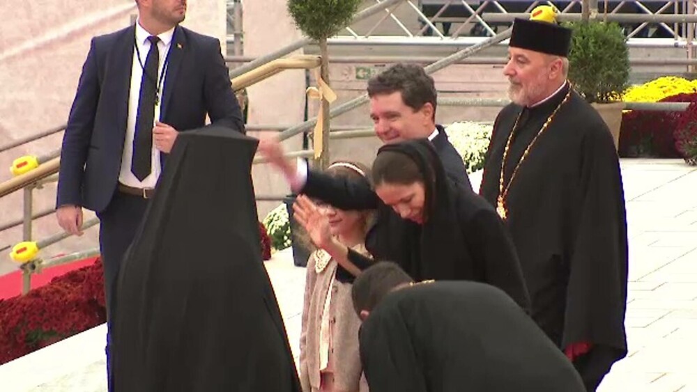 VIDEO. Fiul lui Nicușor Dan, Antim, le-a făcut poze preoților la slujba de sfințire a picturii Catedralei Naționale - Imaginea 43