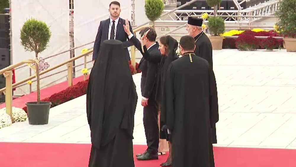 VIDEO. Fiul lui Nicușor Dan, Antim, le-a făcut poze preoților la slujba de sfințire a picturii Catedralei Naționale - Imaginea 44