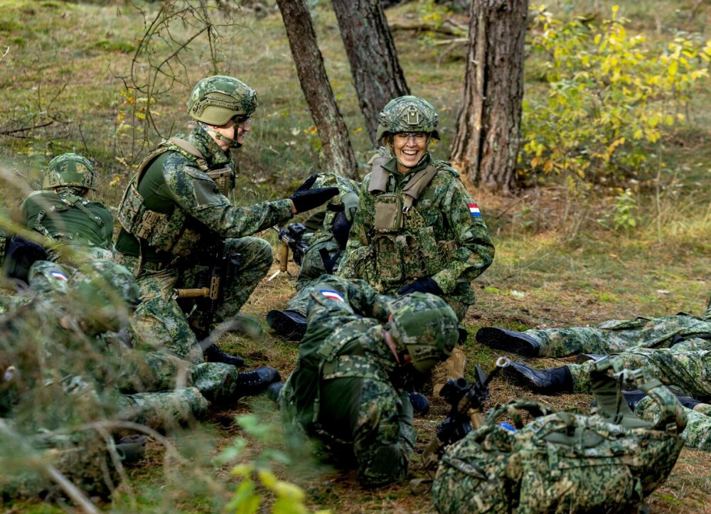 Regina Maxima a Țărilor de Jos, în uniformă militară și cu fața vopsită în culori de camuflaj. Ce s-a întâmplat | FOTO - Imaginea 6