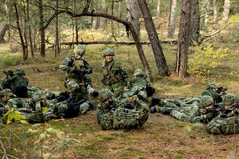 Regina Maxima a Țărilor de Jos, în uniformă militară și cu fața vopsită în culori de camuflaj. Ce s-a întâmplat | FOTO - Imaginea 8