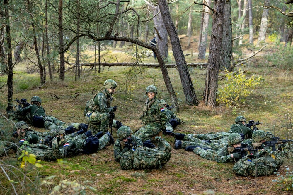 Regina Maxima a Țărilor de Jos, în uniformă militară și cu fața vopsită în culori de camuflaj. Ce s-a întâmplat | FOTO - Imaginea 20