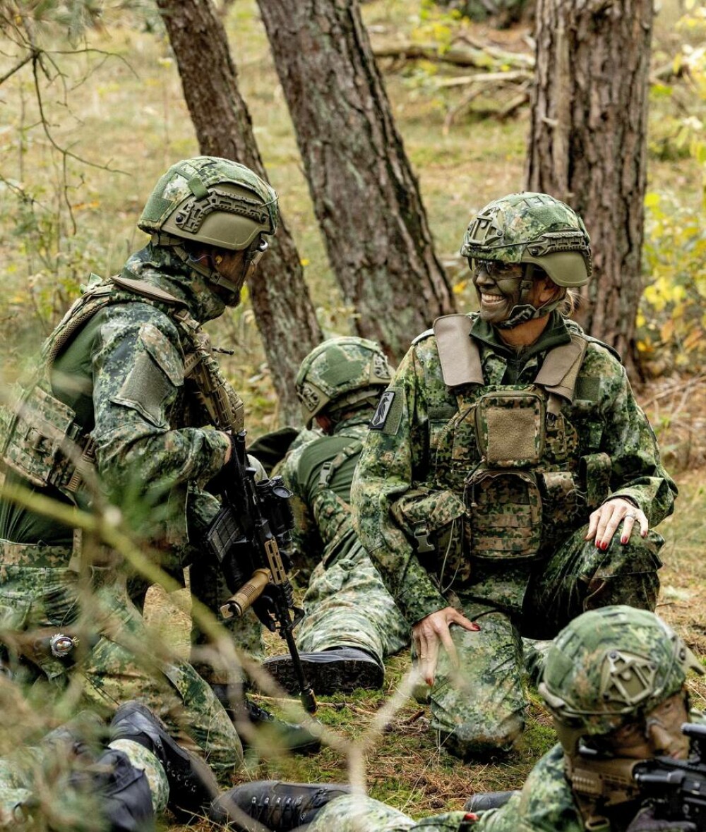 Regina Maxima a Țărilor de Jos, în uniformă militară și cu fața vopsită în culori de camuflaj. Ce s-a întâmplat | FOTO - Imaginea 21