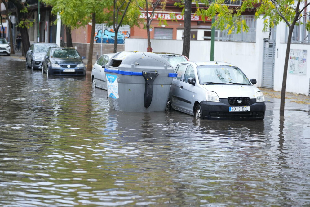 Inundații periculoase în Spania. Apa a pătruns în autobuze și într-un spital din Sevilla. FOTO - Imaginea 7