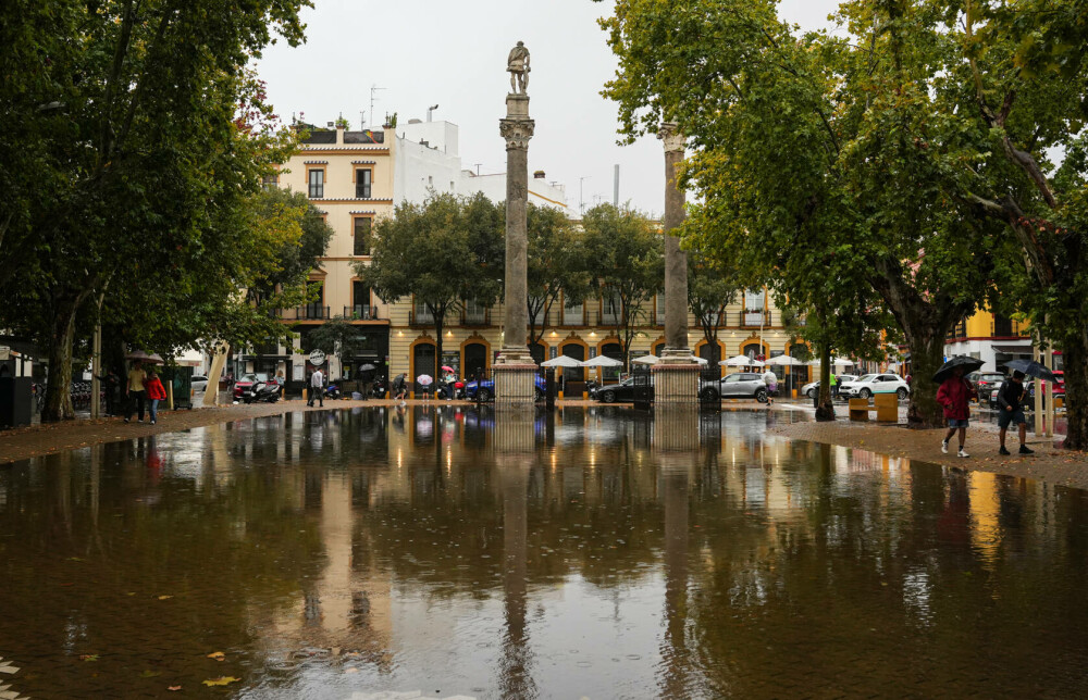 Inundații periculoase în Spania. Apa a pătruns în autobuze și într-un spital din Sevilla. FOTO - Imaginea 9