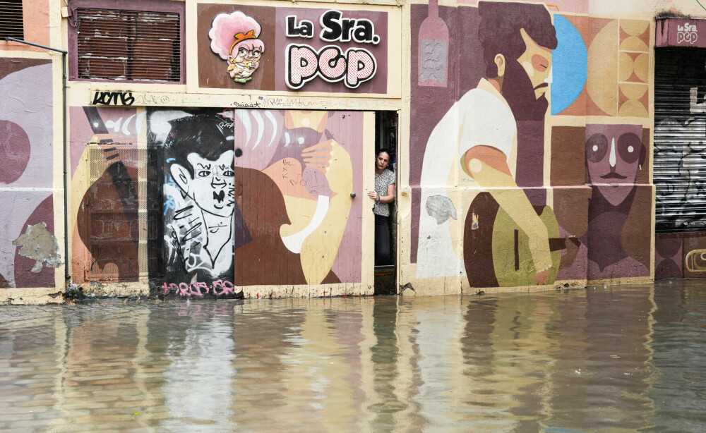 Inundații periculoase în Spania. Apa a pătruns în autobuze și într-un spital din Sevilla. FOTO - Imaginea 12