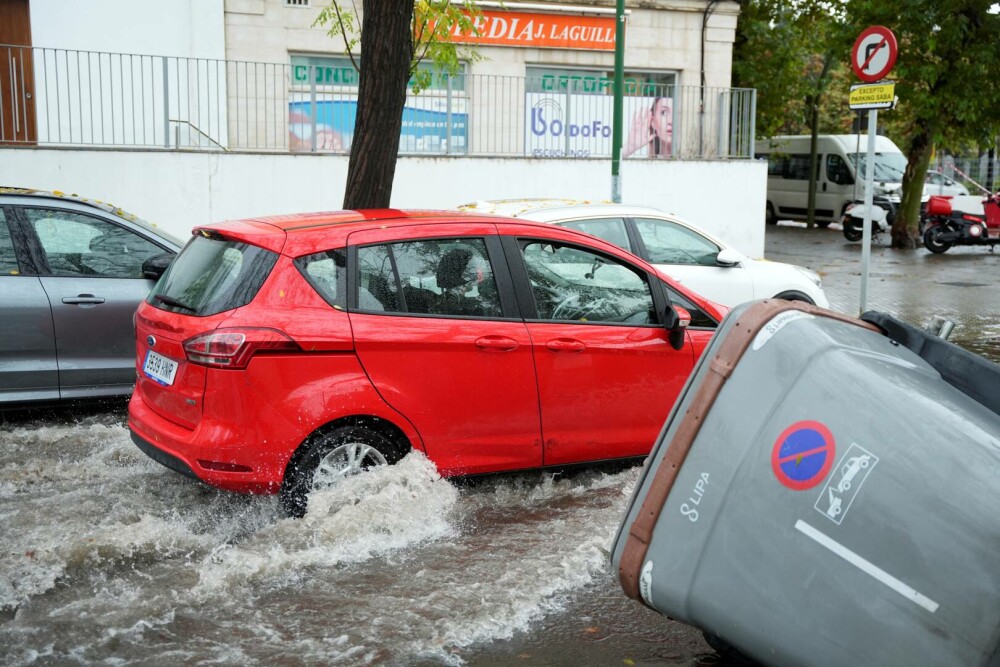Inundații periculoase în Spania. Apa a pătruns în autobuze și într-un spital din Sevilla. FOTO - Imaginea 15