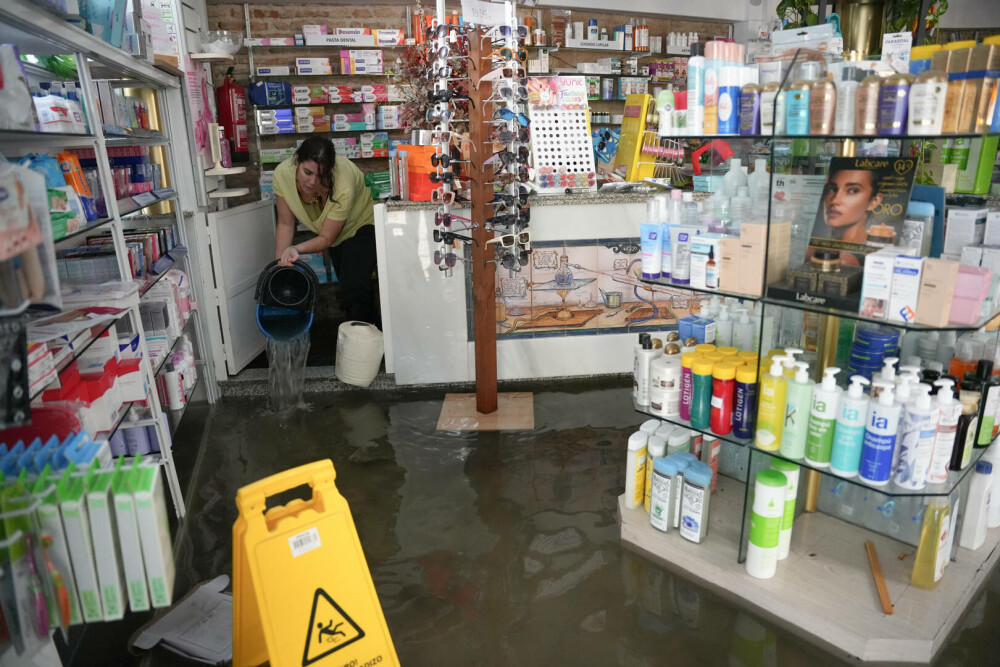 Inundații periculoase în Spania. Apa a pătruns în autobuze și într-un spital din Sevilla. FOTO - Imaginea 17