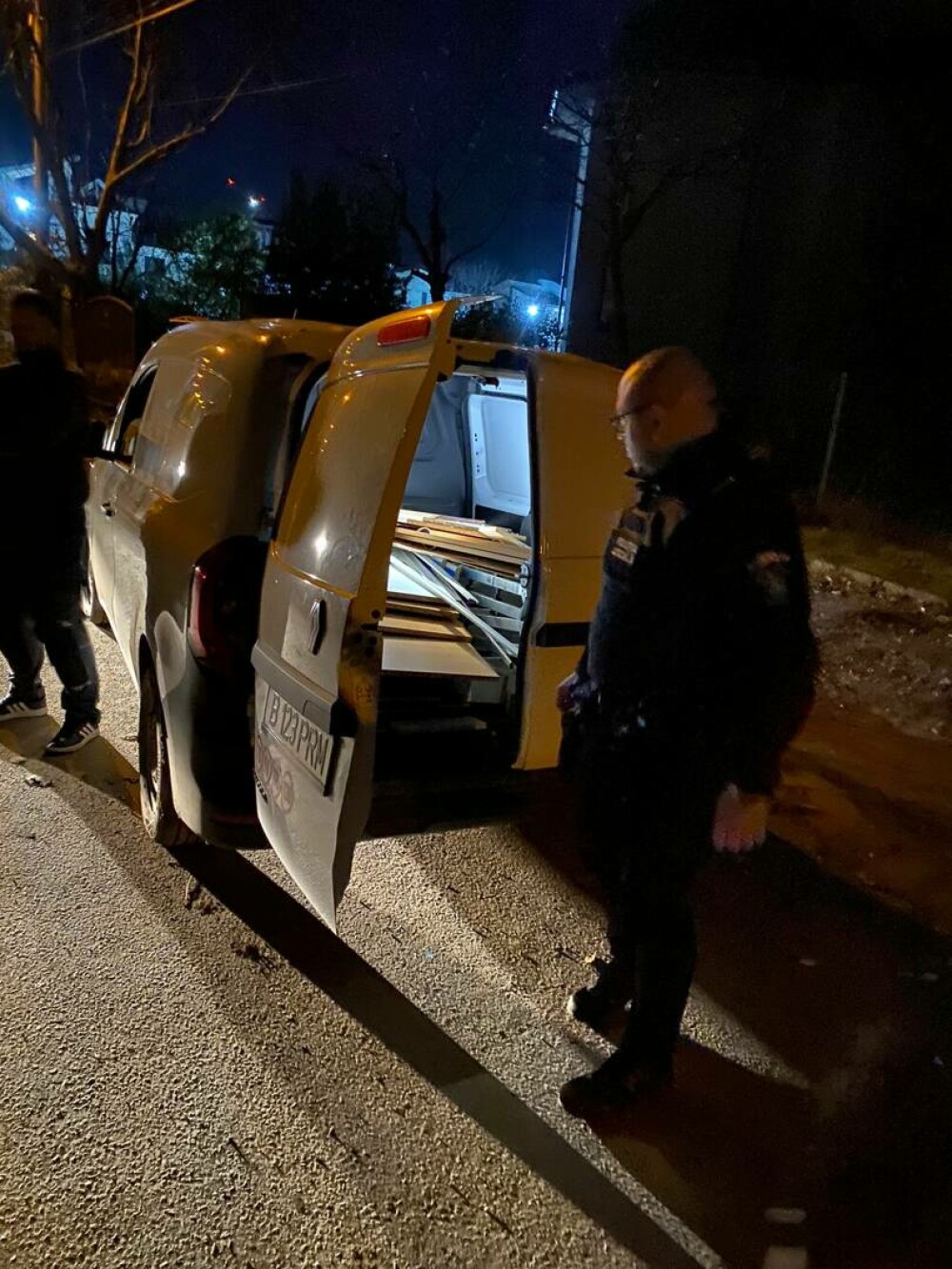 Camerele video l-au dat de gol. Prins de polițiști în fapt, un bărbat a fost amendat cu 30.000 lei în București. FOTO - Imaginea 1