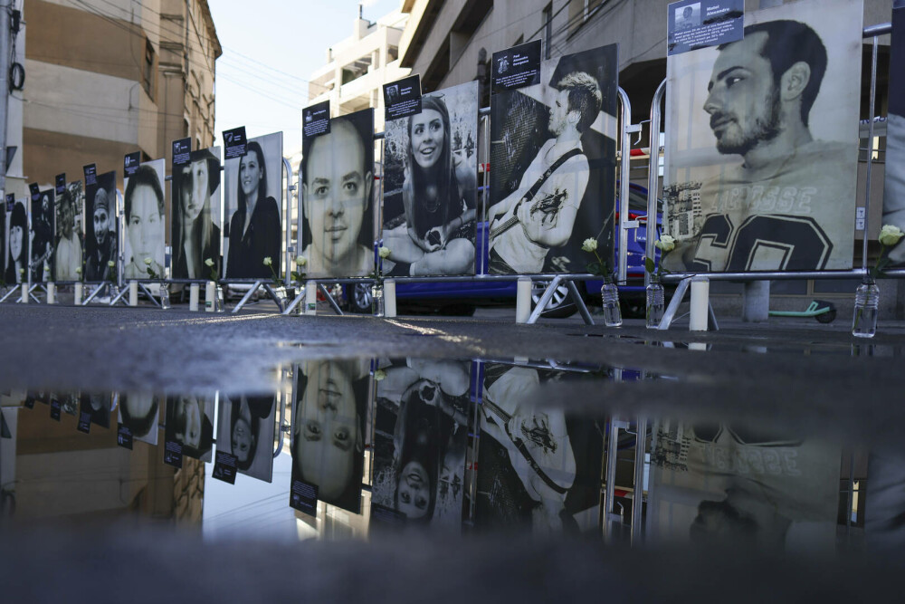 Nicuşor Dan a depus o coroană de flori în memoria victimelor din Clubul Colectiv, la zece ani de la tragedie. FOTO - Imaginea 1