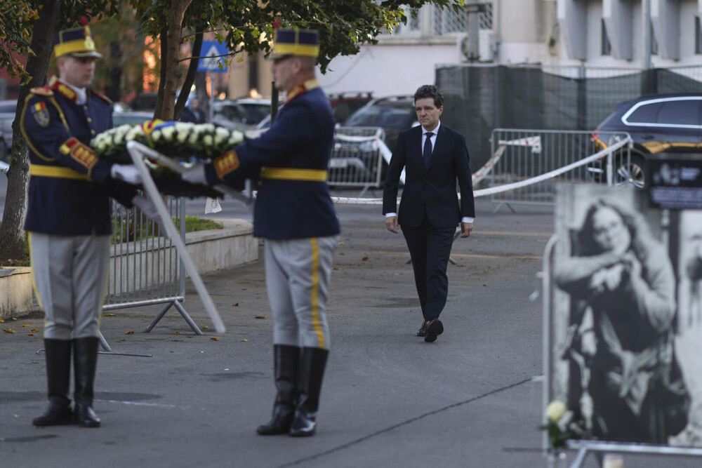 Nicuşor Dan a depus o coroană de flori în memoria victimelor din Clubul Colectiv, la zece ani de la tragedie. FOTO - Imaginea 3