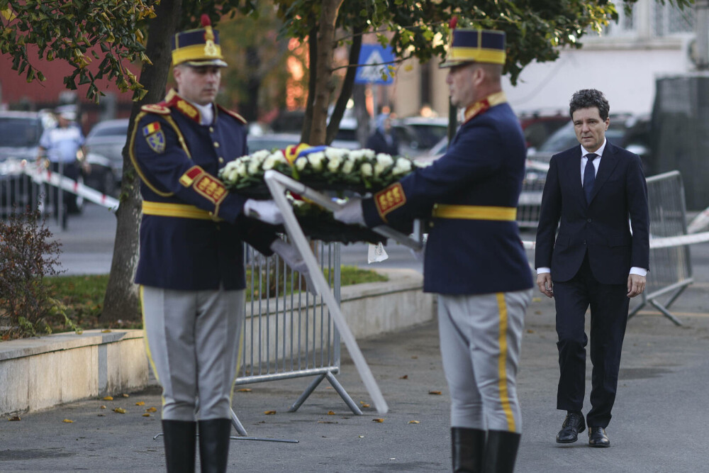 Nicuşor Dan a depus o coroană de flori în memoria victimelor din Clubul Colectiv, la zece ani de la tragedie. FOTO - Imaginea 4