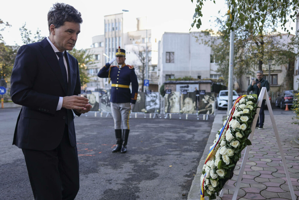 Nicuşor Dan a depus o coroană de flori în memoria victimelor din Clubul Colectiv, la zece ani de la tragedie. FOTO - Imaginea 5