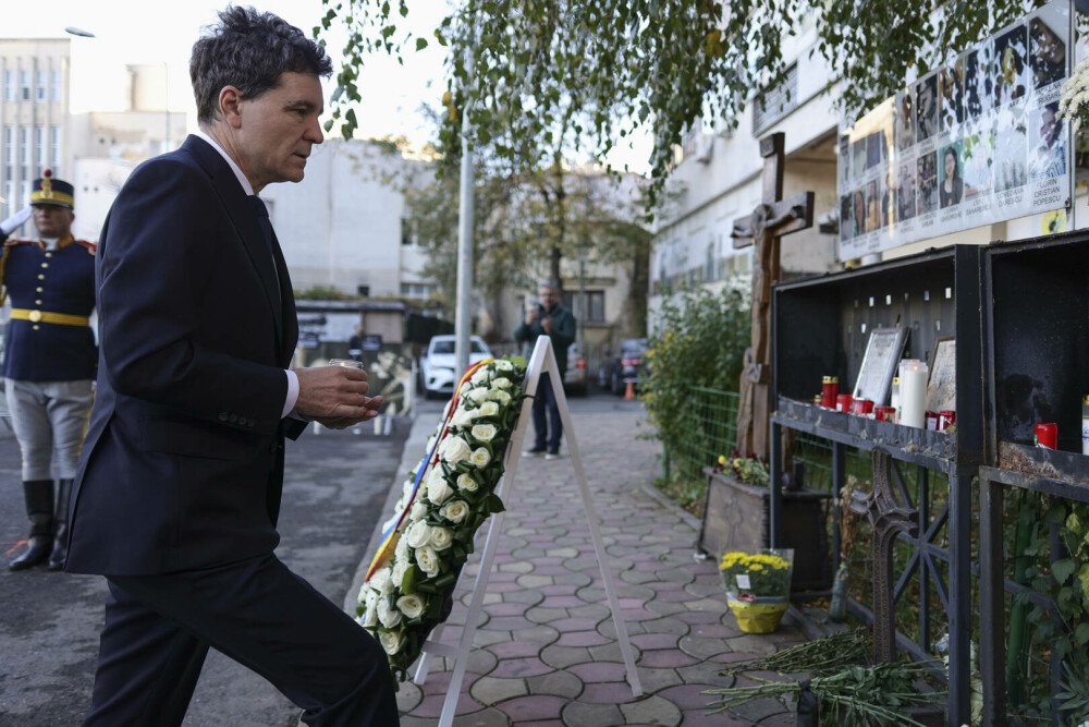 Nicuşor Dan a depus o coroană de flori în memoria victimelor din Clubul Colectiv, la zece ani de la tragedie. FOTO - Imaginea 6