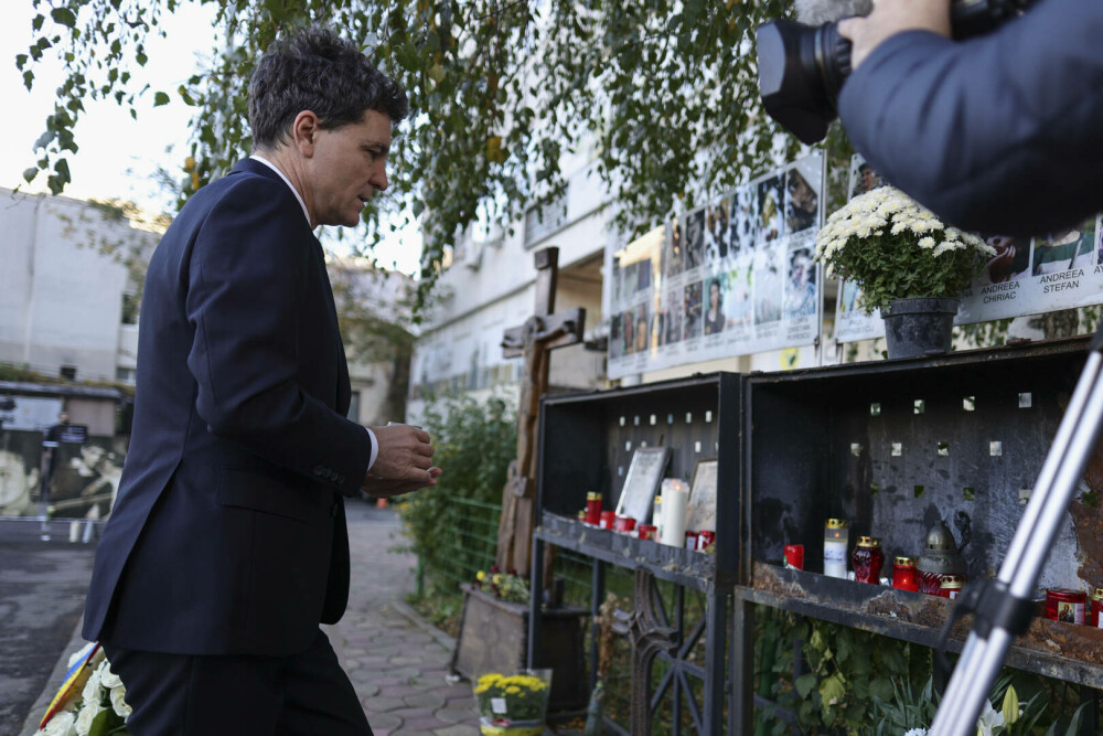 Nicuşor Dan a depus o coroană de flori în memoria victimelor din Clubul Colectiv, la zece ani de la tragedie. FOTO - Imaginea 7