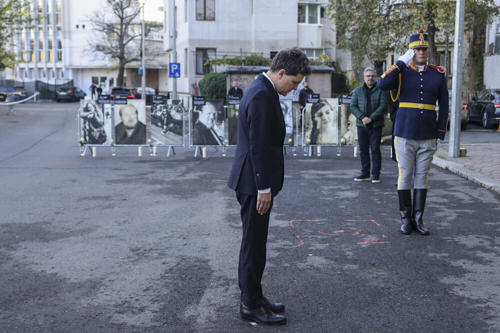 Nicuşor Dan a depus o coroană de flori în memoria victimelor din Clubul Colectiv, la zece ani de la tragedie. FOTO - Imaginea 8