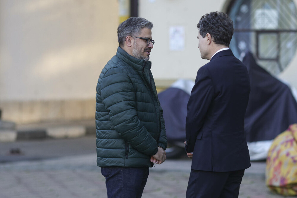 Nicuşor Dan a depus o coroană de flori în memoria victimelor din Clubul Colectiv, la zece ani de la tragedie. FOTO - Imaginea 9