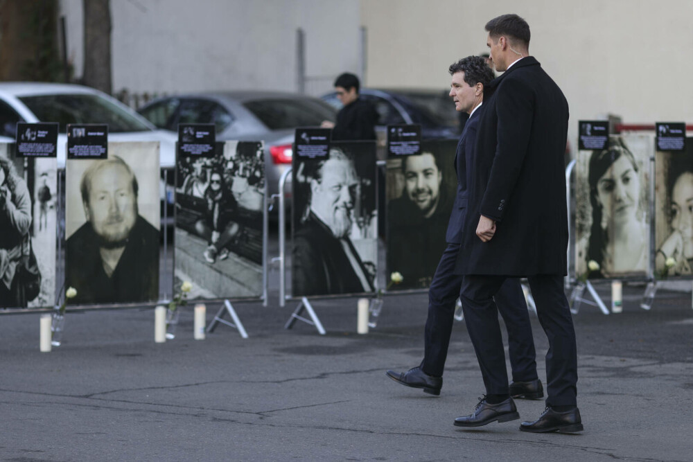 Nicuşor Dan a depus o coroană de flori în memoria victimelor din Clubul Colectiv, la zece ani de la tragedie. FOTO - Imaginea 10