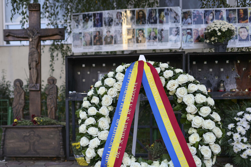 Nicuşor Dan a depus o coroană de flori în memoria victimelor din Clubul Colectiv, la zece ani de la tragedie. FOTO - Imaginea 11