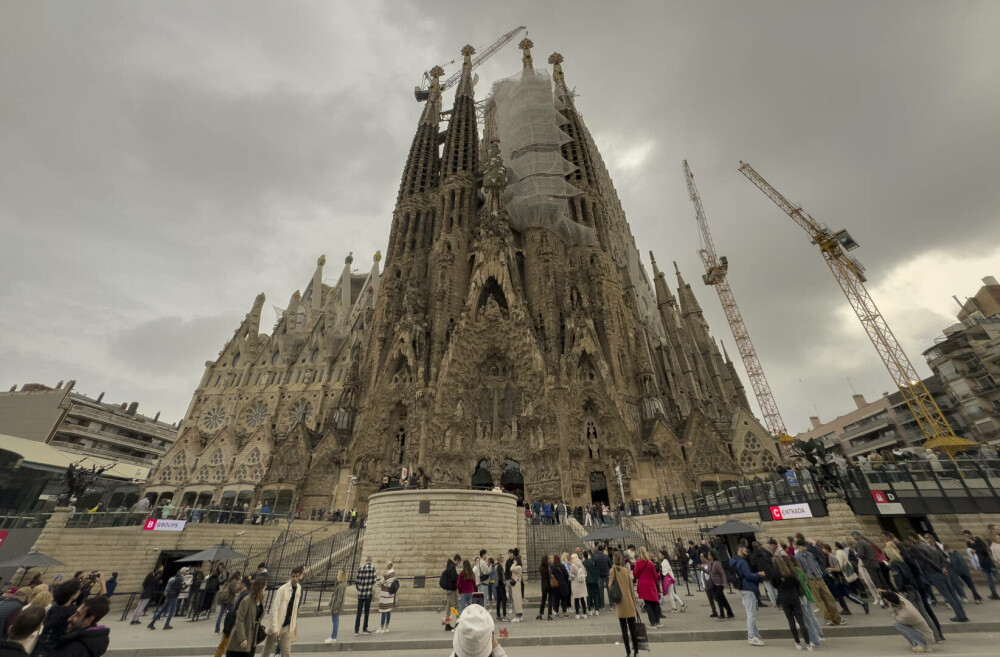 Sagrada Familia din Barcelona a devenit cea mai înaltă biserică din lume. FOTO&VIDEO - Imaginea 2