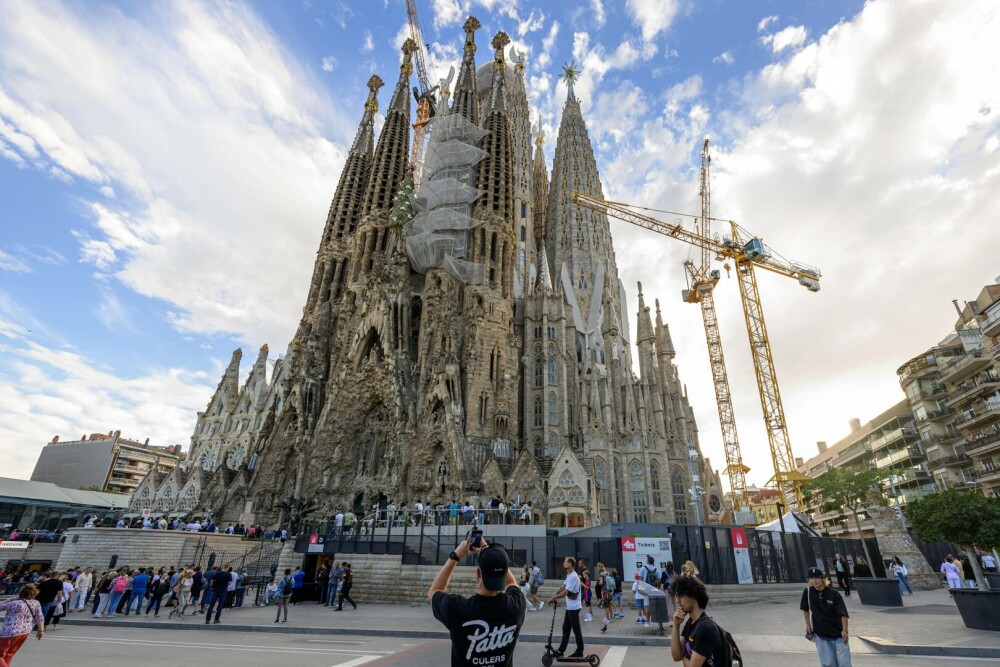 Sagrada Familia din Barcelona a devenit cea mai înaltă biserică din lume. FOTO&VIDEO - Imaginea 6