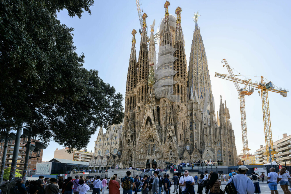 Sagrada Familia din Barcelona a devenit cea mai înaltă biserică din lume. FOTO&VIDEO - Imaginea 7