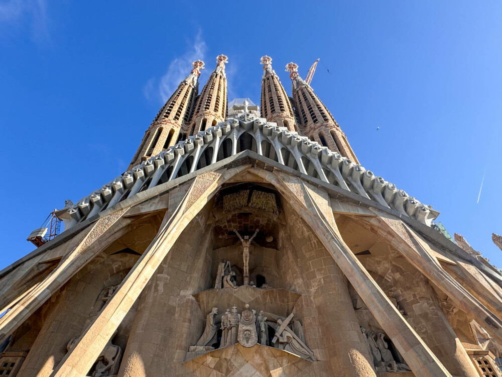 Sagrada Familia din Barcelona a devenit cea mai înaltă biserică din lume. FOTO&VIDEO - Imaginea 17