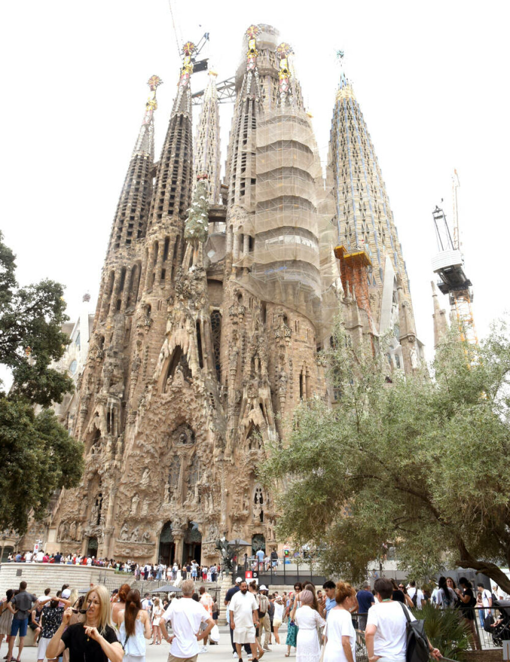 Sagrada Familia din Barcelona a devenit cea mai înaltă biserică din lume. FOTO&VIDEO - Imaginea 21