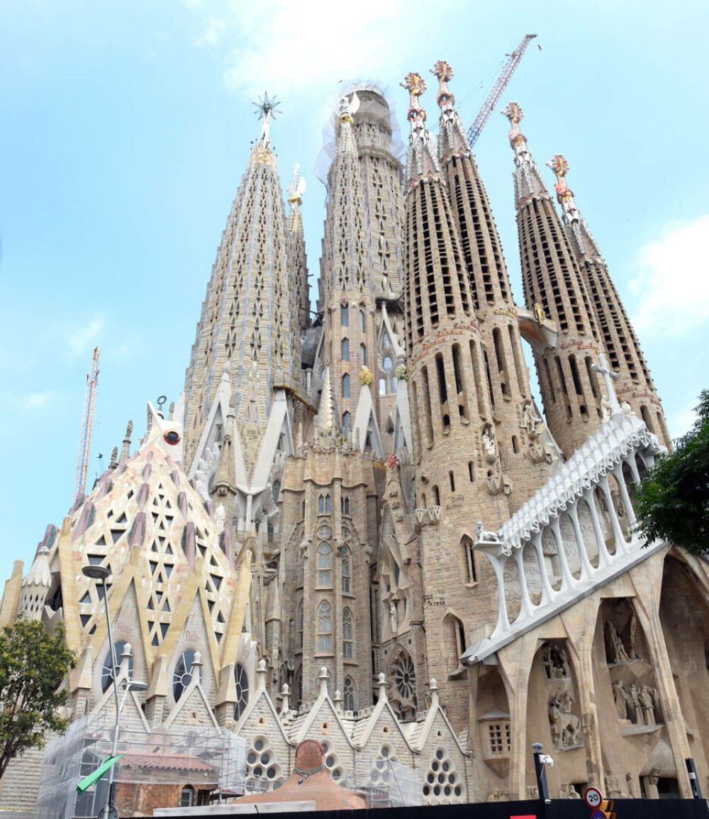 Sagrada Familia din Barcelona a devenit cea mai înaltă biserică din lume. FOTO&VIDEO - Imaginea 24