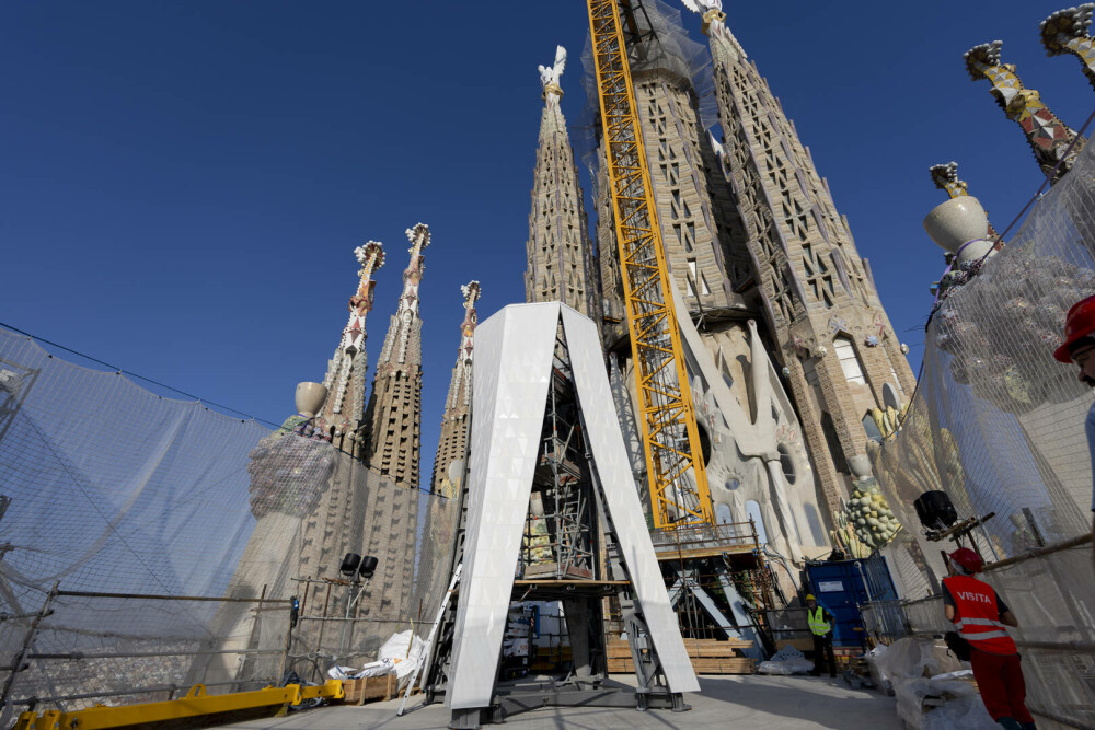 Sagrada Familia din Barcelona a devenit cea mai înaltă biserică din lume. FOTO&VIDEO - Imaginea 29