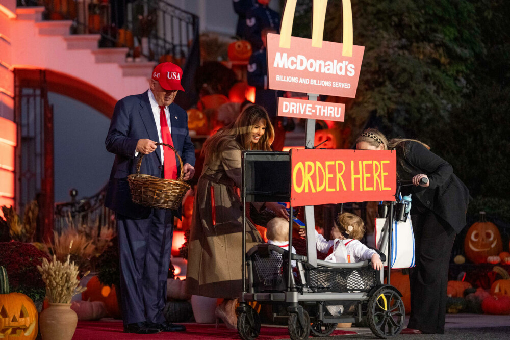 Trump a primit copii la Casa Albă, de Halloween. A găzduit sute de invitaţi costumaţi. GALERIE FOTO - Imaginea 1