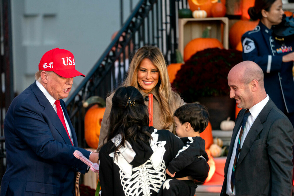Trump a primit copii la Casa Albă, de Halloween. A găzduit sute de invitaţi costumaţi. GALERIE FOTO - Imaginea 3