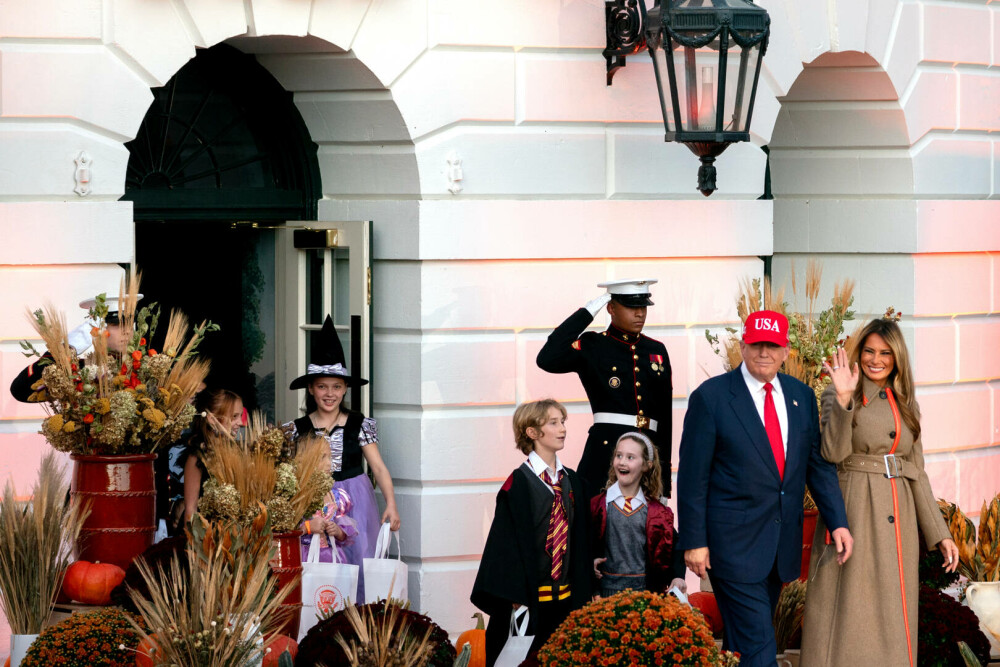 Trump a primit copii la Casa Albă, de Halloween. A găzduit sute de invitaţi costumaţi. GALERIE FOTO - Imaginea 4
