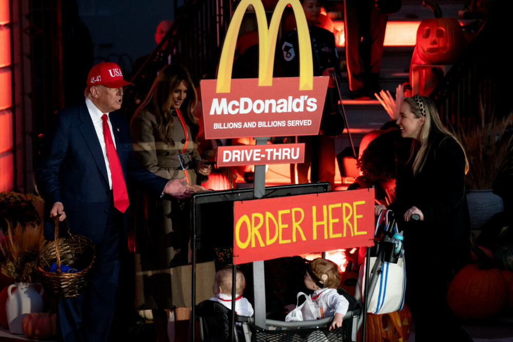Trump a primit copii la Casa Albă, de Halloween. A găzduit sute de invitaţi costumaţi. GALERIE FOTO - Imaginea 6