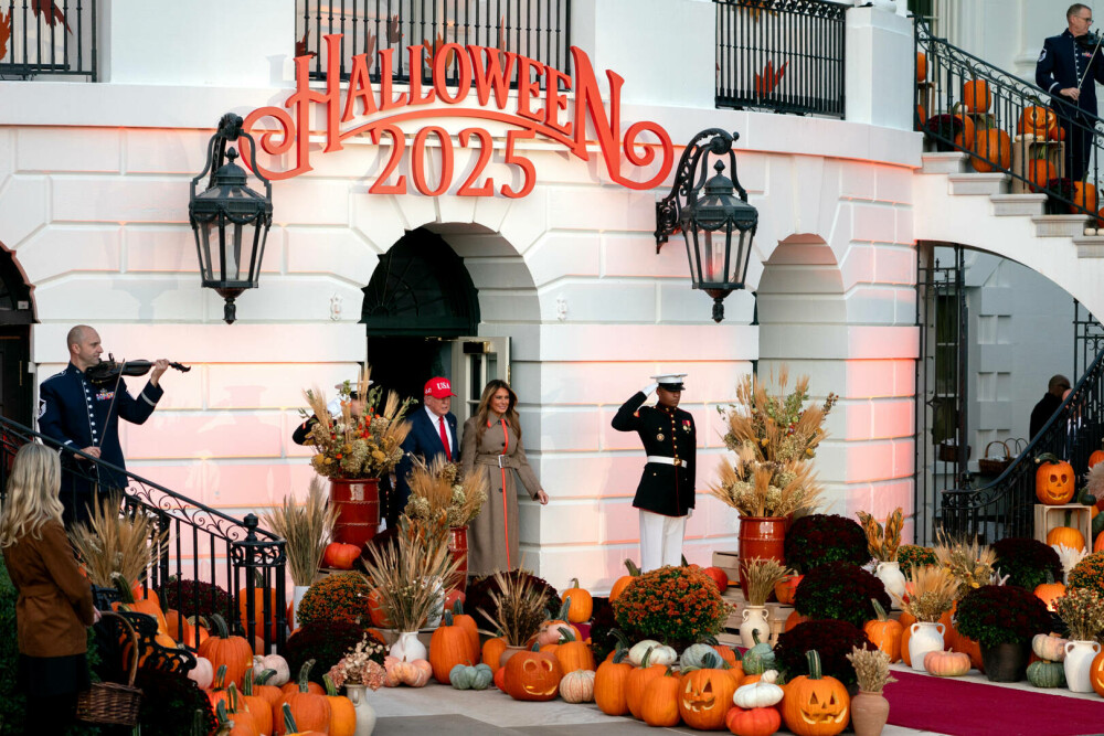 Trump a primit copii la Casa Albă, de Halloween. A găzduit sute de invitaţi costumaţi. GALERIE FOTO - Imaginea 7