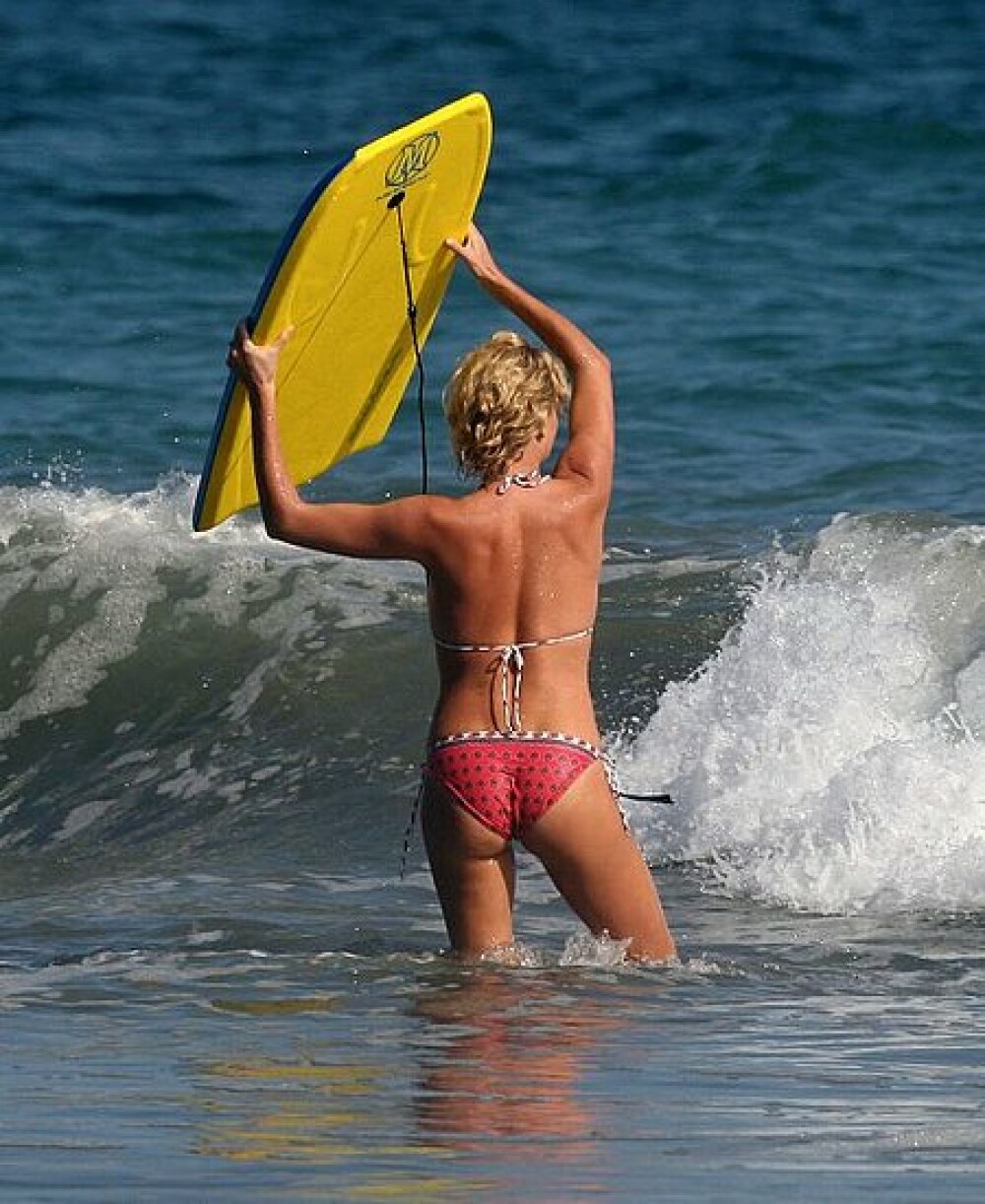Charlize Theron isi face de cap pe plaja - Imaginea 6