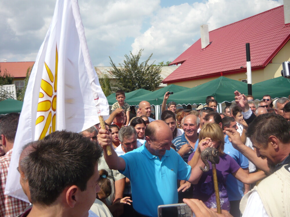 Basescu in capul horei la aromani! - Imaginea 1